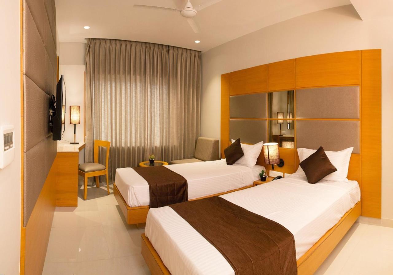 Sri Aadhish Grand Hotel Arantāngi Exteriör bild