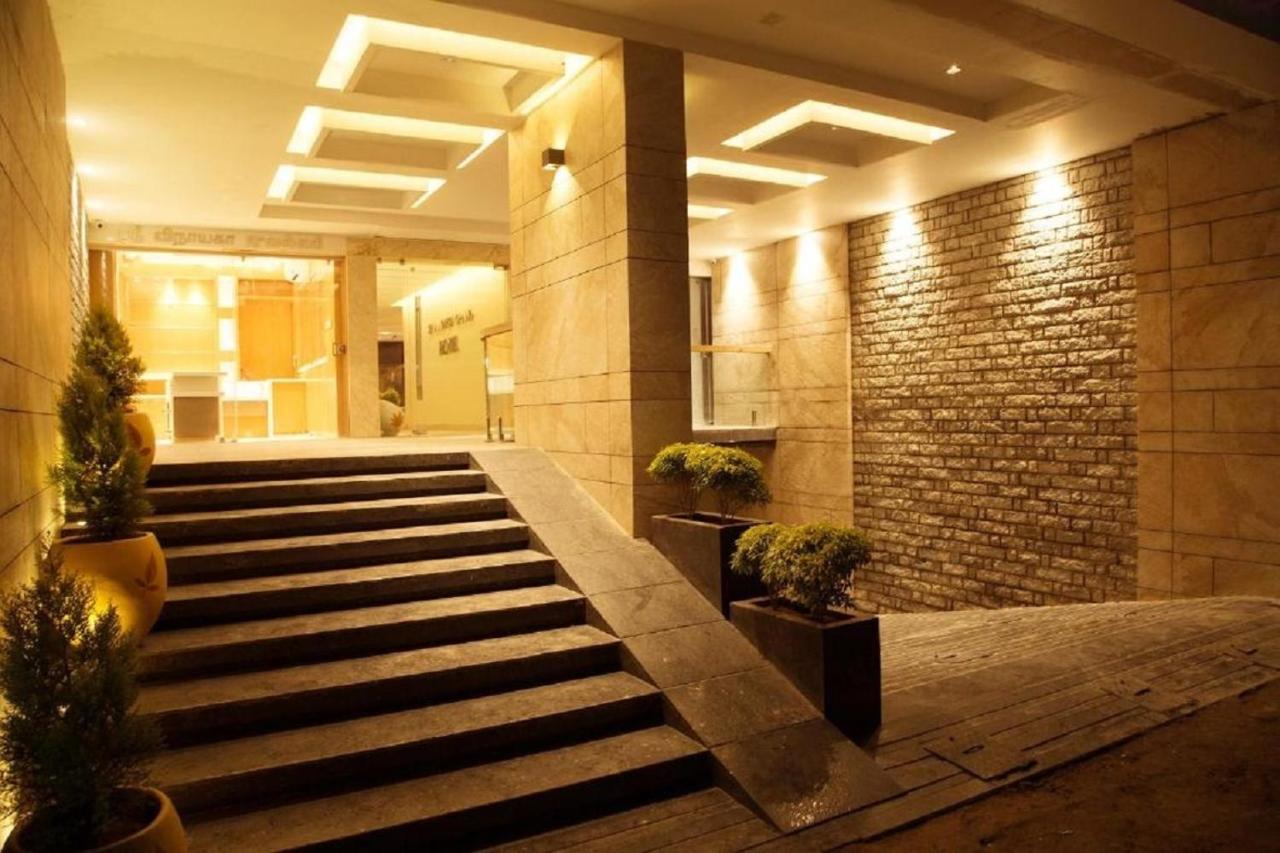 Sri Aadhish Grand Hotel Arantāngi Exteriör bild